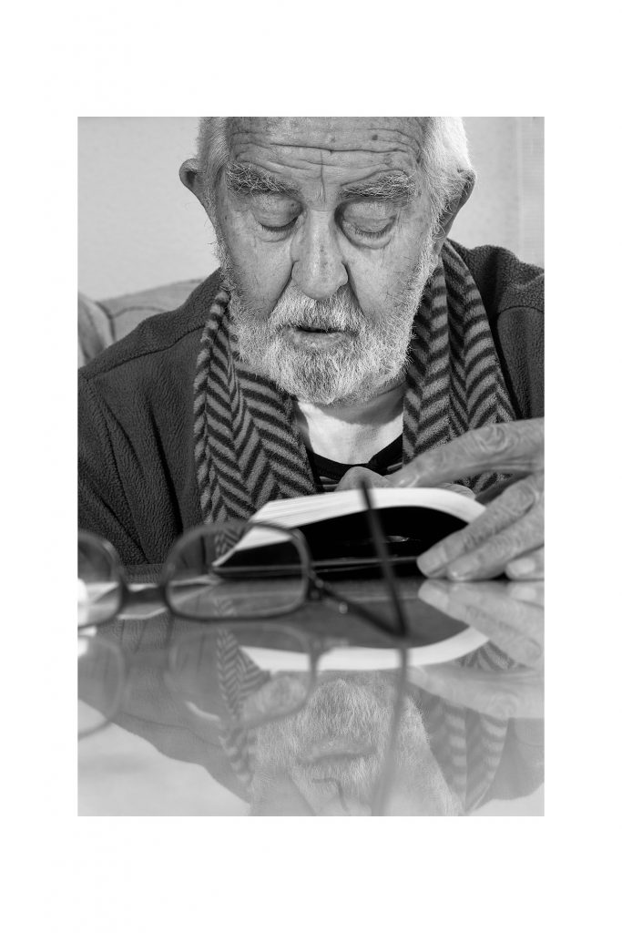 Hombre mayor leyendo