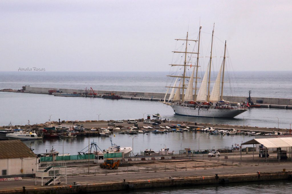 barco velero entrando al puerto de Motril