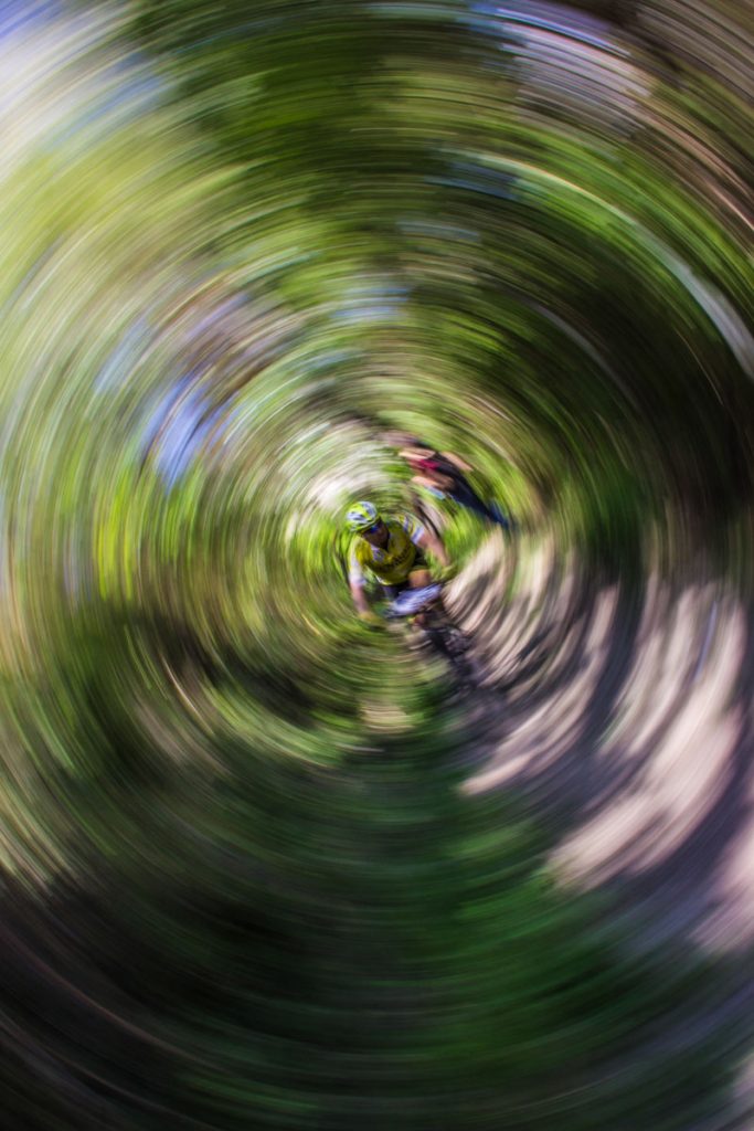 ciclista dentro de un círculo hecho con el movimiento de la cámara de fotos